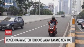 VIDEO: Pemotor Terobos Jalan Layang Tol
