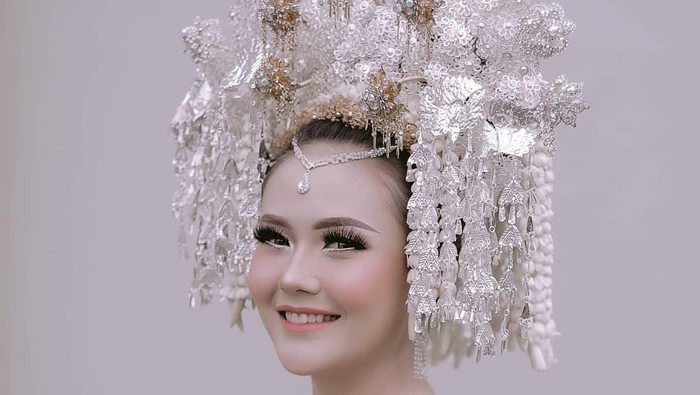 Usung Adat Minang, Sarah Gibson Pakai Suntiang Hari Pernikahan