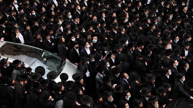 FOTO: Ribuan Orang Melayat Rabi Israel Abaikan Aturan Covid