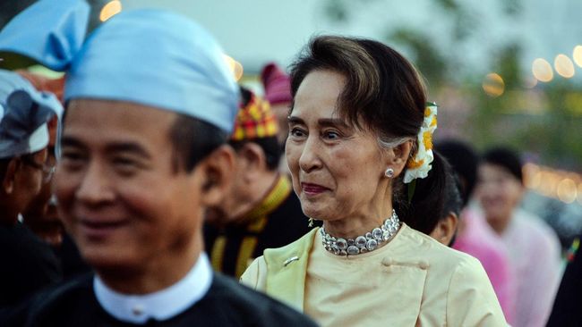 Rohingya Rayakan Suu Kyi Ditahan hingga Iran Uji Roket Baru