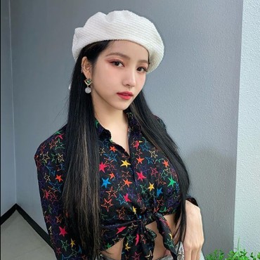 Foto dengan Patung Tentara Nazi Viral, Agensi Sowon GFRIEND Minta Maaf