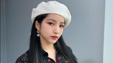 img-title Foto dengan Patung Tentara Nazi Viral, Agensi Sowon GFRIEND Minta Maaf