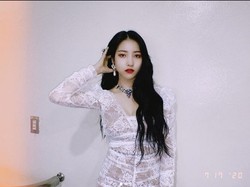 Foto dengan Patung Berseragam Nazi, Sowon GFRIEND Minta Maaf