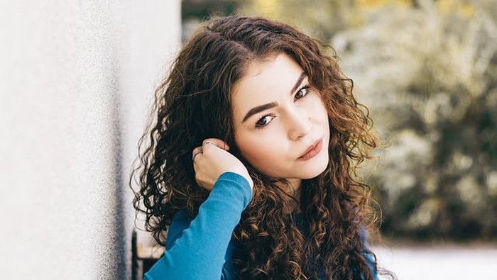 Gak Perlu Curling Iron atau Catokan, Ini 5 Cara Keritingkan Rambut Secara Alami!