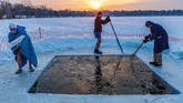 FOTO: Memulai Hari dengan Berendam di Danau Es Beberapa orang di Minneapolis, AS, gemar memulai hari dengan berendam di dalam air Danau Harriet dengan suhu mencapai 3 derajat Celcius.