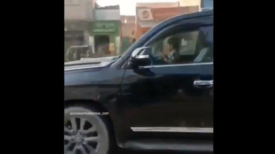 Viral bocah lima tahun mengemudi mobil.