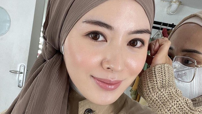 4 Gaya Hijab Jadul Ayana Moon yang Mencuri Perhatian