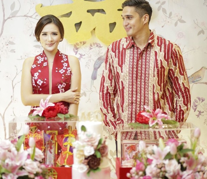 Deasy Priscilla dan Marcel Candrawinata melangsungkan prosesi sangjit menjelang pernikahannya 2017 lalu. Deasy tampak menawan dalam balutan baju cheongsam berawarna merah dengan potongan tanpa lengan. Prosesi tersebut berlangsung khidmat dan lancar. (Foto: instagram.com/deasypriscilla)