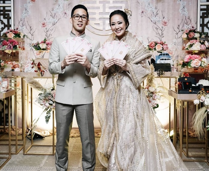 Artis cantik Yuanita Christiani dan Indra melalui prosesi singjit mendekati hari pernikahannya. Yuanita tampak anggun dalam balutan baju hanfu khasTionghoa dan riasan yang flawless. Rasa bahagia yang begitu dalam pun tidak dapat disembunyikan dari ekspresi keduanya. (Foto: instagram.com/yuanitachrist)