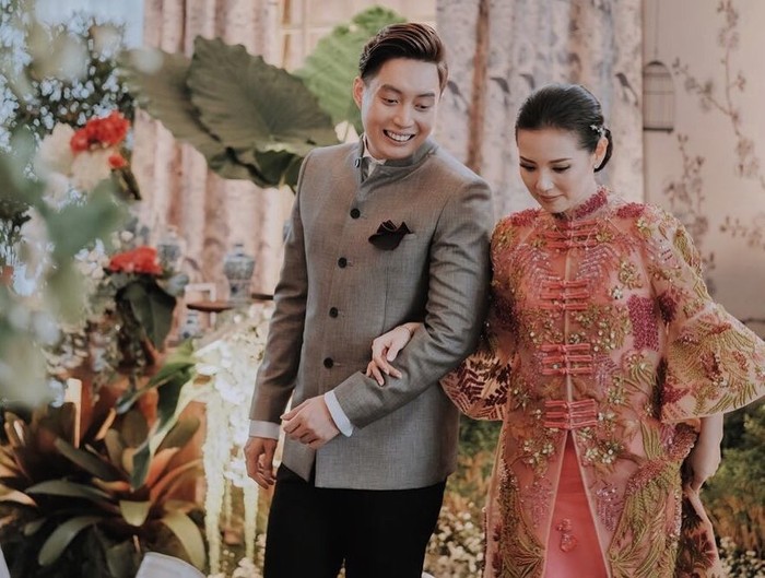 Pasangan Edric Tjandra dan Venny Chandra juga melakukan prosesi sangjit sebelum menapaki jenjang pernikahan. Venny tampak cantik dengan riasan flawless look dan setelan baju khas Tionghoa dengan aksen payet. Rona penuh kebahagiaan pun terpancar di wajah keduanya kala itu. (Foto: instagram.com/edrictjandra)