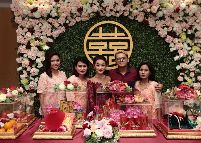 Mantan personel Cherrybelle Felly Young dan Mario Kacang turut menjalani prosesi sangjit sebelum pernikahan. Felly tampil memesona dengan riasan semi bold dan kebaya mode peplum. Saat itu, Felly dan Mario juga tampak kompak memilih maroon sebagai warna busana yang mereka kenakan. (Foto:instagram.com/fellyyoung21)