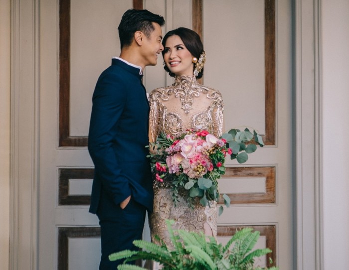 Fiona Anthony dan sang pujaan hati Dian Wiyoko sukses menggelar proses singjit dengan penuh khidmat. Penampilan Fiony pada saat itu terlihat sangat anggun dengan dress berpayet mode see through dan aksen slit tinggi si bagian bawah. Riasan yang ditampilkan juga sangat memesona dengan penonjolan smoke eyes. (Foto:instagram.com/fionaanthony)