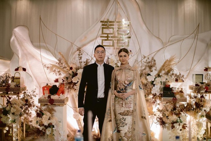 Pasangan yang beberapa waktu lalu melangsungkan prosesi sangjit ini juga berhasil menarik perhatian publik. Marcella Daryanani tampil anggun dengan dress bernuansa gold disertai riasan berkonsep minimalis. Bersama calon suaminya Willy, Marcella tampak menikmati momen-momen bahagia yang tercipta. (Foto:instagram.com/marcelladaryanani)