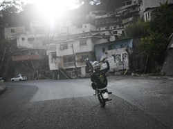 Jatuh saat Freestyle di Jalan, Pemotor Tewas Terlindas Truk