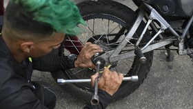 Sepeda Motor 'Oleng' Saat Lintasi Jalan Tambal Sulam