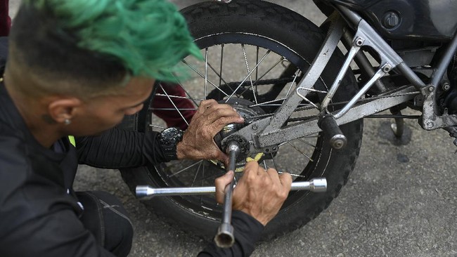 Ada beberapa poin penyebab sepeda motor oleng atau goyang saat melintasi jalan tambal sulam.