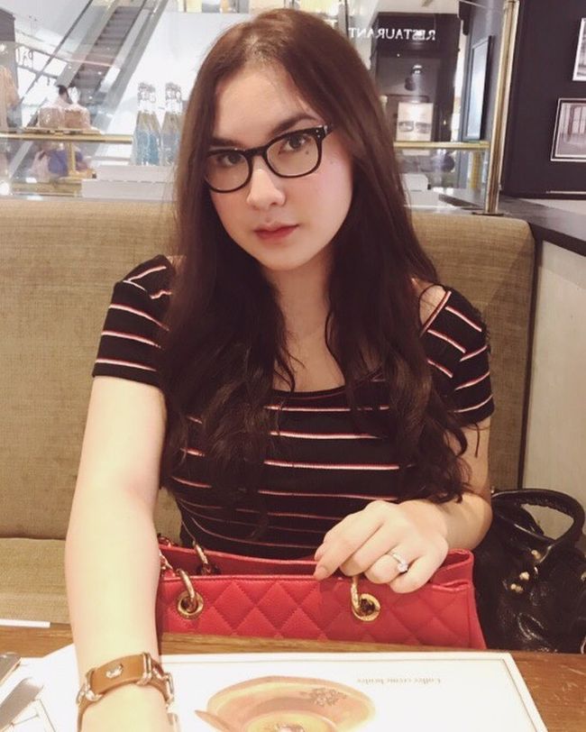 Cantiknya Audrey Davis, Putri David Naif yang Pandai Main Alat Musik