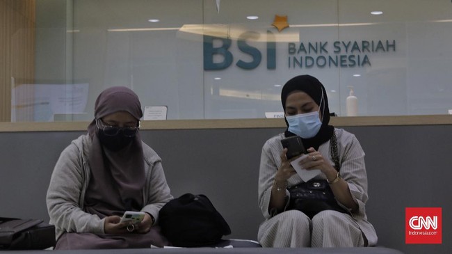 Nasabah BSI di Aceh menuntut kompensasi imbas gangguan layanan sejak Senin (8/5), mengancam ada rush money jika tak dibayarkan.