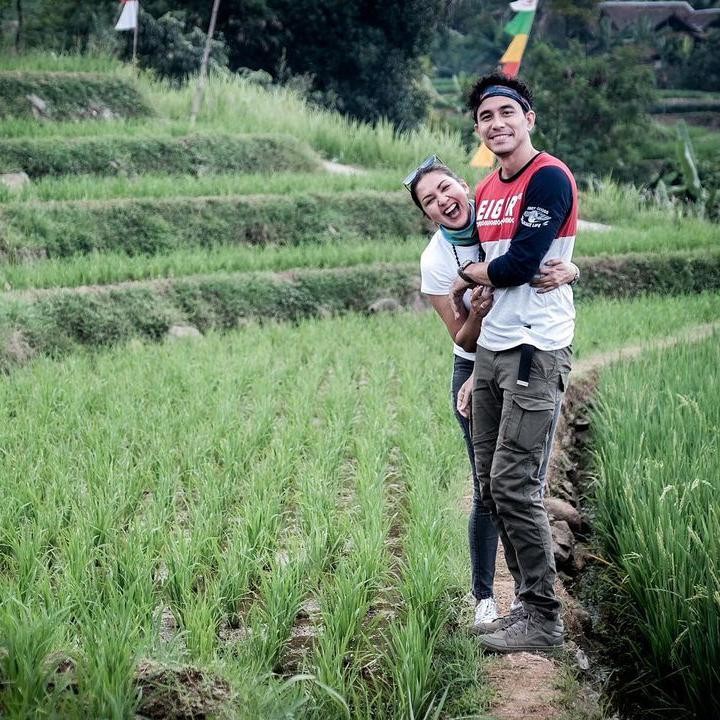 <p>Romantisme yang mereka miliki bikin iri ya, Bunda? Meski bukan lagi pasangan baru, namun mereka tampak seperti anak muda yang masih berpacaran. Kita doakan semoga keluarga Donna Agnesia dan Darius Sinathrya makin bahagia. (Foto: Instagram: @darius_sinathrya)</p>