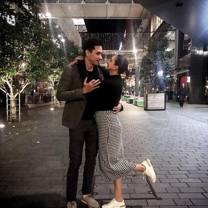 <p>Berpisah tak membuat Darius berhenti dengan salam pengantar tidur nih, Bunda. Pada Jumat (29/1/2021) lalu, Darius mengucapkan selamat tidur melalui postingan di Instagram. "<em>Selamat tidur sayang, mungkin sesaat ini semua terasa seperti mimpi. Jadi ijinkan pelukku meneduhkan mimpimu, hangatku menemani malammu dan biarkan genggam erat jemariku bertaut dengan jemarimu hingga mentari menyapa senyummu setelah kau lewati satu lagi malam dengan mimpi terindah.</em>" (Foto: Instagram: @darius_sinathrya)</p>
