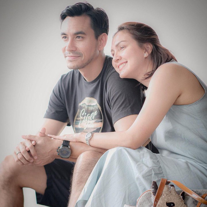<p>Selama Donna Agnesia menjalani isolasi mandiri, Darius Sinathrya juga sering memberikan semangat, Bunda. "<em>Setiap kesulitan yang kita lewati bersama akan menguatkan ikatan rasa, menebalkan cinta, dan mengokohkan kaki kita untuk terus berbahagia bersama. Selamat sayang kabar baik yang ditunggu akhirnya datang juga. She’s coming home...,</em>" ungkapnya. (Foto: Instagram: @darius_sinathrya)</p>