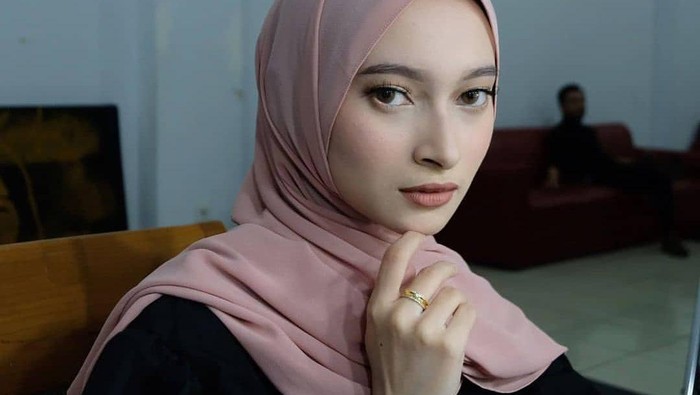 5 Gaya Hijab Valda Alvina, Istri Cantik Reza Zakarya D'Academy