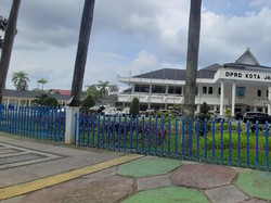 Ditolak Warga, Anggota DPRD Jambi Ngotot Rehab Pagar Rp 1,3 M Saat Pandemi