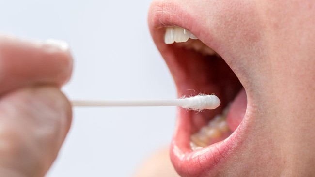 Selain swab antigen atau PCR, tes saliva atau air liur juga semakin marak dipakai dan dipercaya bisa mendeteksi keberadaan Covid-19 di tubuh.