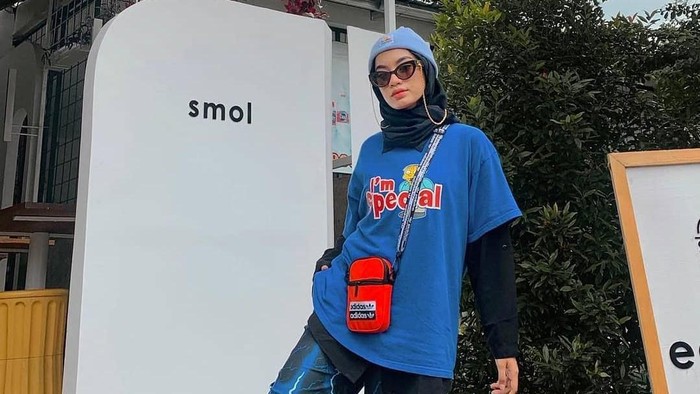 Inspirasi Outfit Hijabers dengan Oversized T-Shirt, Kece dan Swag Abis