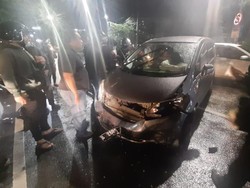 Pengemudi Mabuk, MPV Terobos TL Tabrak Mobil Lain dan 2 Motor di Surabaya