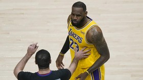 LeBron James Ribut dengan Fan Atlanta Hawks