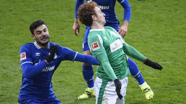 Ozan Kabak selalu memperkuat klub yang kesulitan di Bundesliga namun jadi pilihan Jurgen Klopp untuk menambal krisis bek tengah Liverpool.