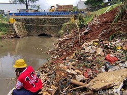 Kali Baru Cijantung Bukan Lagi Kali Sampah, Warga Mulai Mancing
