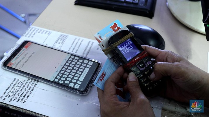 Penjual Ritel Operator Seluler Warga membeli kartu perdana di ITC ROXY MAS, Jakarta, Selasa (2/2/2021). Aturan pajak penyelenggara jasa telekomunikasi mulai di berlakukan namun aturan itu tidak terdampak pada pembelian pulsa, kartu perdana atau token listrik. (CNBC Indonesia/Tri Susilo)
Menurut Menteri Keuangan Sri Mulyani, ketentuan pajak pulsa yang mulai berlaku (1/2/2021) bertujuan menyederhanakan pengenaan PPN dan PPH atas pulsa atau kartu perdana, token listrik dan voucer serta untuk memberikan kepstian hukum. (CNBC Indonesia/ Tri Susilo)