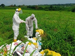 Jorok! Belasan Karung Sampah Medis Dibuang di Lahan Kosong