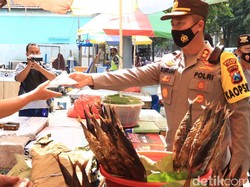 Polisi Bagi-bagi 2.500 Masker di Pasar Tradisional Tuban