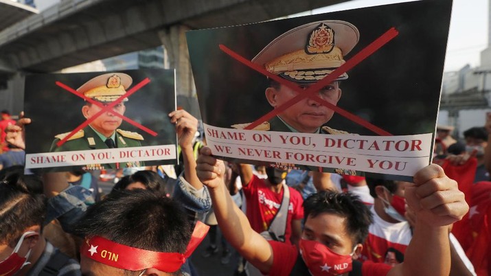 Burmese living in Thailand hold pictures of Myanmar leader Aung San Suu Kyi during a protest in front of the Myanmar Embassy, in Bangkok, Thailand, Monday, Feb. 1, 2021. Myanmar's military has taken control of the country under a one-year state of emergency and reports say State Counsellor Aung San Suu Kyi and other government leaders have been detained. (AP Photo/Sakchai Lalit)