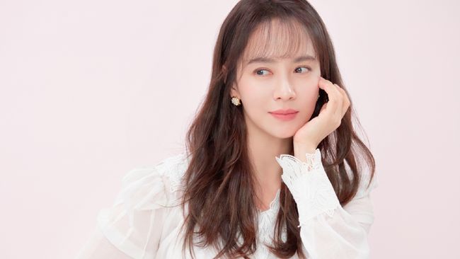 Song Ji-hyo kini semakin santai dalam menanggapi love line-nya bersama Kim Jong-kook di acara televisi Running Man.