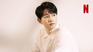 img-title Terlihat Awet Muda, Song Joong Ki Bocorkan Rahasia Kulit Mulusnya