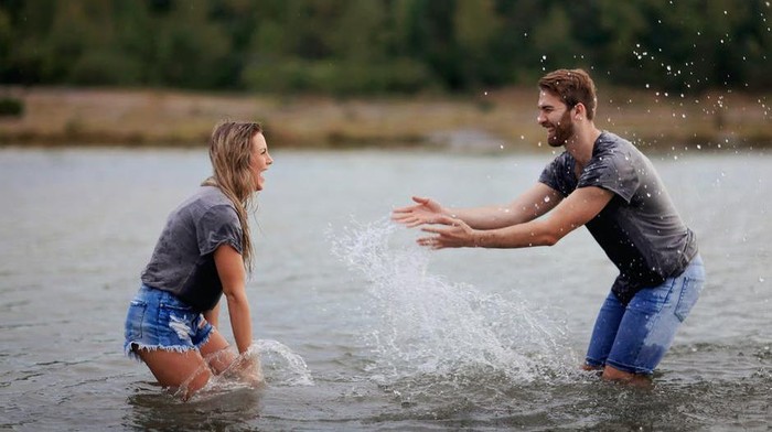 Teman Tapi Menikah, Ini 5 Keuntungan Nikah dengan Pasangan yang Seumuran