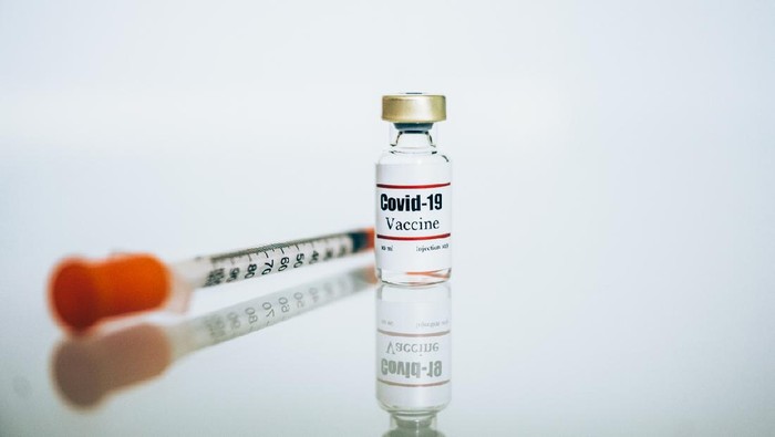 Coronavirus Covid-19 Vaccine glass bottle and syringe with needle. Coronavirus 2019-nCoV concept. Illustrative vial of coronavirus vaccine.
