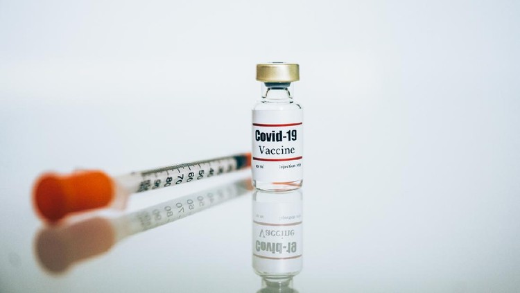 Coronavirus Covid-19 Vaccine glass bottle and syringe with needle. Coronavirus 2019-nCoV concept. Illustrative vial of coronavirus vaccine.