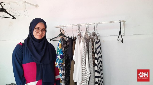 Kemudahan yang ditawarkan utang online tidak serta merta menarik minat pelapak untuk berutang. Berikut pandangan dua pelapak beda generasi.
