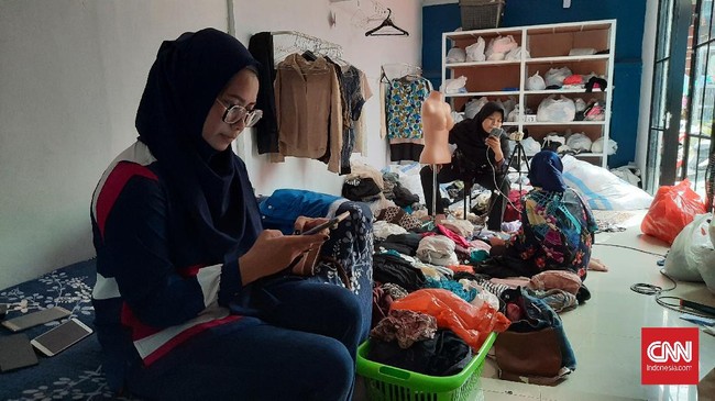 Menkop UKM Teten Masduki mencatat 15,9 juta UMKM masuk ke ekosistem digital Indonesia hingga awal Oktober atau naik 2 kali lipat dari sebelum pandemi.