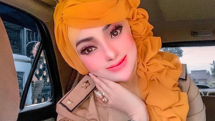 PNS Hijaber Viral Gara-gara Dandan Seperti Barbie, Banjir Kritikan