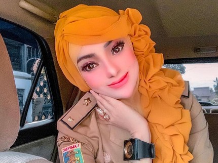 PNS Hijaber Viral Gara-gara Dandan Seperti Barbie, Banjir Kritikan