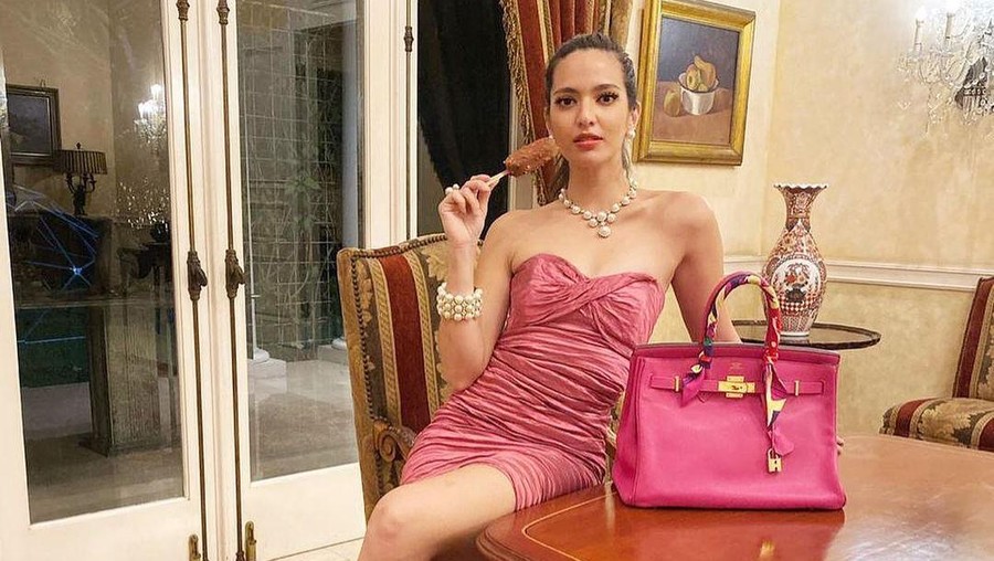 10 Pose Kece Nia Ramadhani Nikmati Es Krim dan Cake Cantik