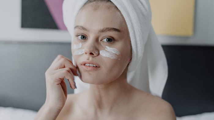3 Alasan Eye Cream Kamu Tidak Bekerja dengan Baik