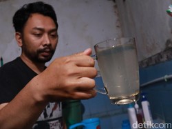 Warga Cikutra Bandung Keluhkan Air PDAM Bau Selokan