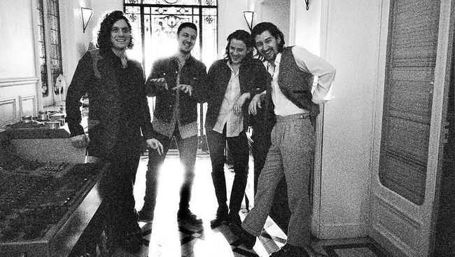 Daniel Radcliffe Sebut Arctic Monkeys Band Terbaik yang Pernah Ia Tonton Live